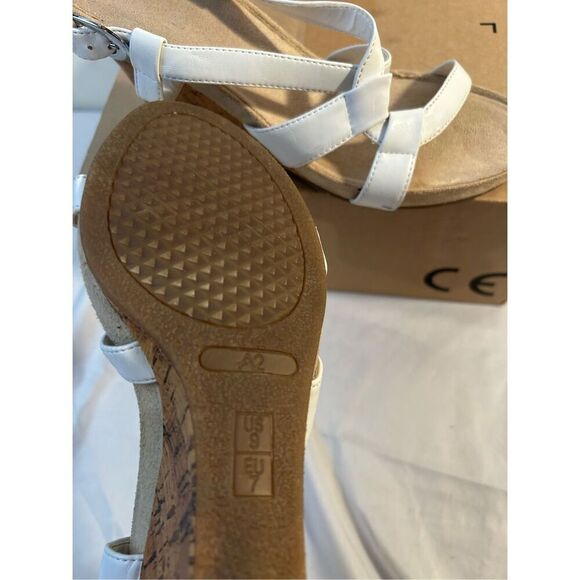 A2 Aerosoles Plush White wedges 9m (small mark) - Picture 9 of 11